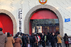 2014年1月1日，南京市机关大院举行首个“公众开放日”活动，位于南京市北京东路41、43号的市委市政府大院，向市民免费开放。开放日以实地参观、展板展示、信息发布、广场活动、报告工作、政策咨询解答等多种形式，加强群众与党政机关的交流互动，内容分为主题展示、便民服务和观光旅游三类。参观者排队等候参观。 中国网图片库 王胜涛 摄