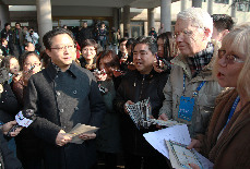  1月1日，南京市机关大院举行首个“公众开放日”活动。图为南京市委书记杨卫泽在市委办公厅门前接待市民代表。  中国网图片库 刘建华 摄