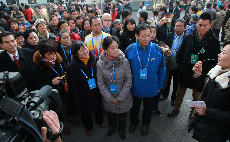 2014年1月1日，江苏省南京市，南京市政协的公务员志愿者给前来参观的市民讲解南京市政协的相关情况。 中国网图片库 刘建华 摄