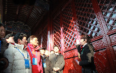 2014年1月1日，江苏省南京市，南京市政府公务员志愿者给前来参观的市民讲解南京市委工作机构情况。中国网图片库 刘建华 摄