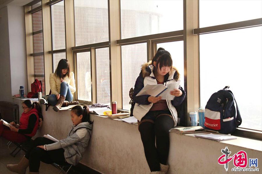 2014年1月2日，即将参加2014年全国硕士研究生入学考试的考生在复习。 中国网图片库 张滨滨摄影