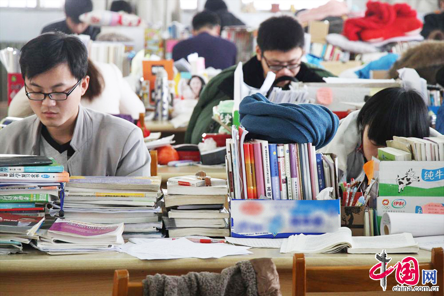 2014年1月2日，即将参加2014年全国硕士研究生入学考试的考生在山东滨州学院图书馆里复习。 中国网图片库 张滨滨摄影