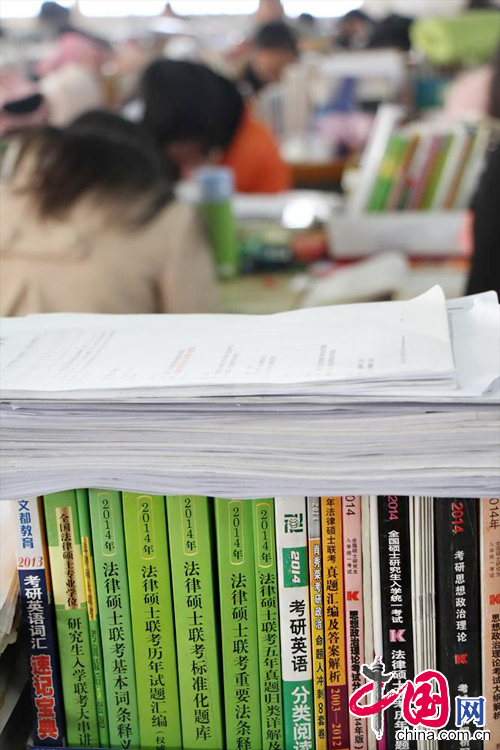 2014年1月2日，即将参加2014年全国硕士研究生入学考试的考生的复习资料。 中国网图片库 张滨滨摄影