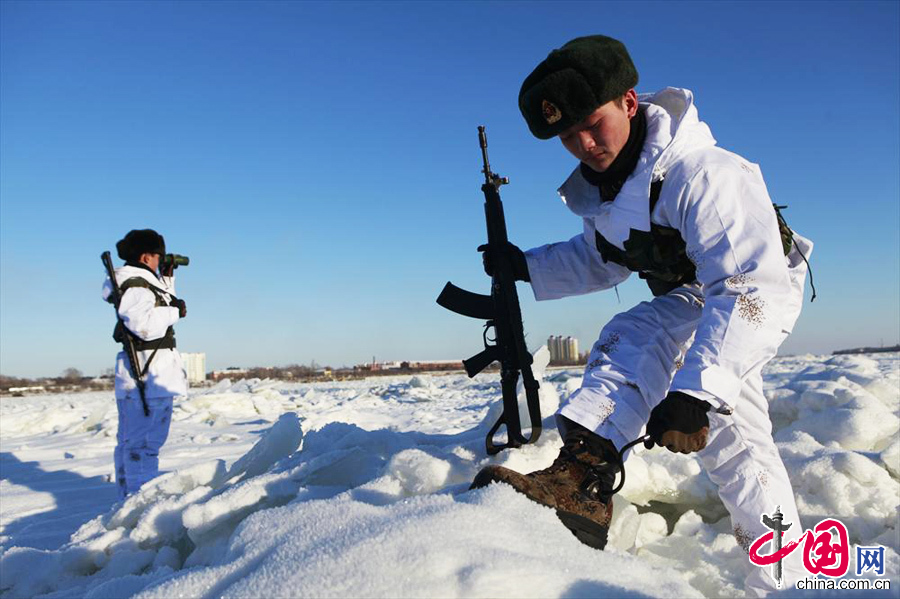  2014年1月2日，哨兵在零下30多度的高寒气候条件下给充气防寒鞋。以往“黑河好八连”界江哨兵给脚保暖的方式就是来回不停的运动，如今有了充气防寒鞋实现了随时充气保暖。 中国网图片库 魏建顺摄影