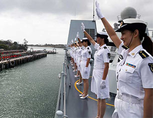 中国海军女兵英姿飒爽亮相肯尼亚
