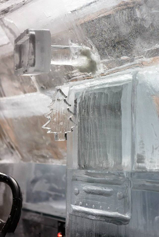 加拿大公司5噸冰塊雕汽車可駕駛