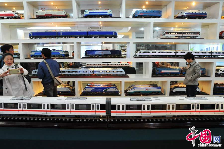 在中国南车株机公司的展厅里就可以看到我国机车车辆工业的发展历史。（摄影 虞向军）