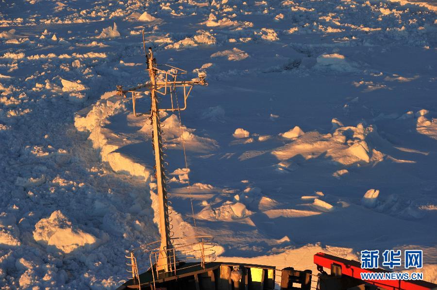 “雪龙”号撤离密集浮冰区受阻