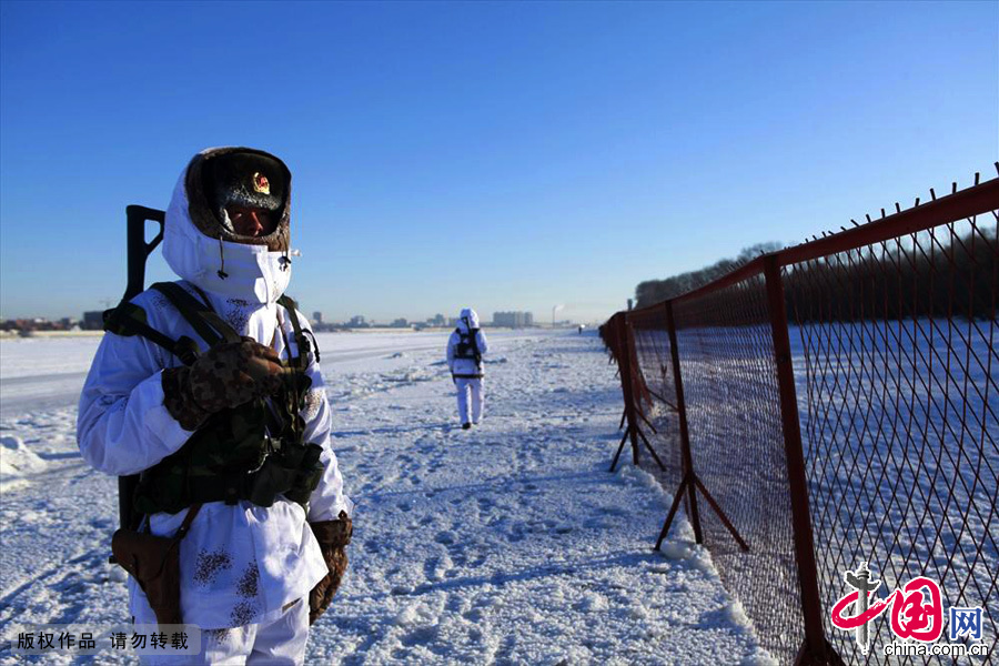 为了确保黑龙江在封冻期特殊地理位置的边境安全，谨防中俄两国公民误越国界，黑龙江某边防团在界江上筑起了长达六千多米长的界江钢板网