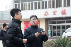 2014年1月3日16时许，于溪冰（右）与陪考好友小贺来到济南第十一中学查看考场分布。