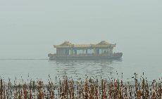 2014年1月6日，浙江省杭州市，畫舫在霧霾天氣裏在杭州西湖上行駛。中國網圖片庫 金月全 攝