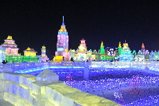 1月5日，第30届中国哈尔滨国际冰雪节“光彩”启幕。本届冰雪节以“冰雪五十年，魅力哈尔滨”为主题，打造冰雪旅游、冰雪经贸、冰雪体育、冰雪文化、冰雪艺术五大板块，将举办旅游、群众、经贸、文化艺术、冰雪雕和体育赛事六类活动。中国网图片库 知言 摄