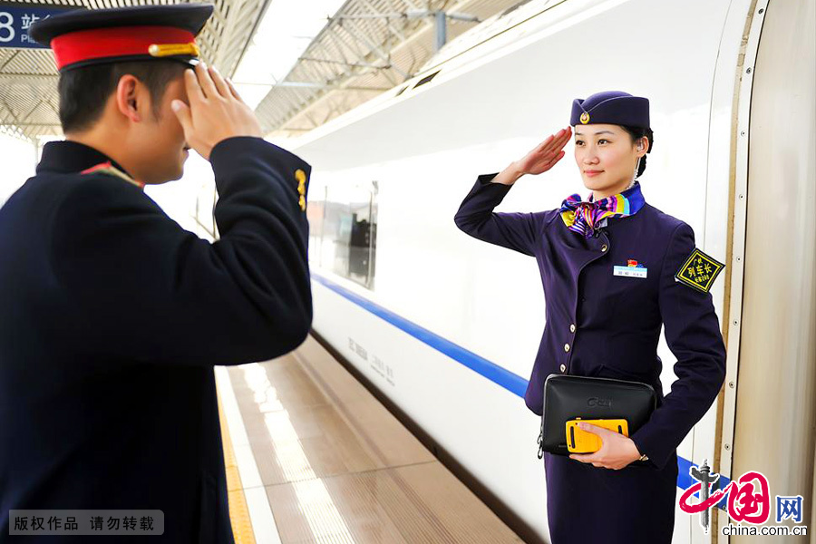 高铁列车长阳柳与桂林站的客运值班员交接。中国网图片库 徐晖铭/摄