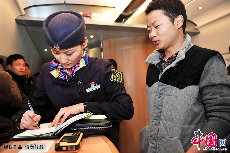 给丢失车票的旅客填写客运记录。中国网图片库 徐晖铭/摄