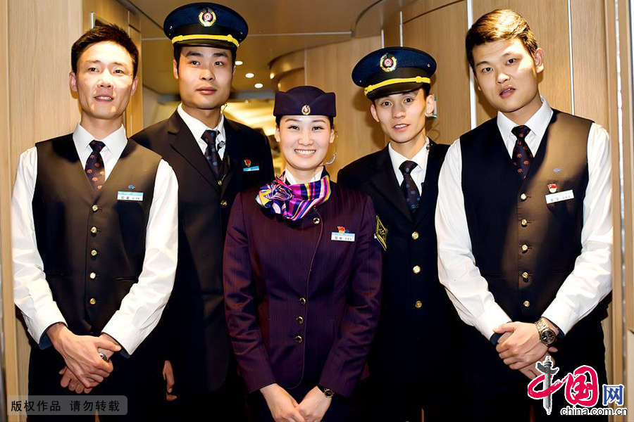 阳柳和她的乘务组成员，四个大男孩是她工作有力的支持。中国网图片库 徐晖铭/摄
