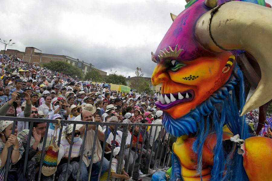 哥伦比亚:“黑与白”狂欢节[组图]