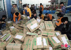 2013年11月11日，嘉善县一家快递公司的员工在清点当地一家企业网上销售的快递货品。中国网图片库 胡凌翔 摄