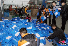 2013年11月11日，嘉善县一家快递公司的员工在清点当地一家企业网上销售的快递货品。 中国网图片库 胡凌翔 摄