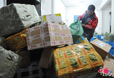 12月19日，浙江省临安市一家快递公司的工作人员在分拣包裹。 中国网图片库 胡剑欢摄