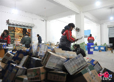 12月19日，浙江省临安市一家快递公司的工作人员在分拣包裹。中国网图片库 胡剑欢摄