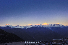 梅里雪山又称雪山太子，主峰卡瓦格博峰海拔高达6740m，是云南的第一高峰。