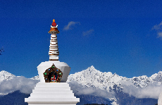 梅里雪山又称雪山太子，主峰卡瓦格博峰海拔高达6740m，是云南的第一高峰。