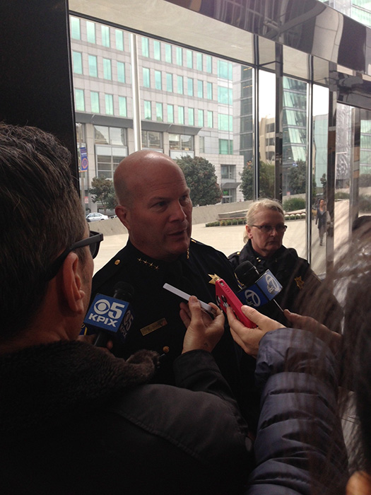 1月6日，在美国旧金山，媒体记者在记者会现场采访旧金山警方负责人（手机拍摄）。