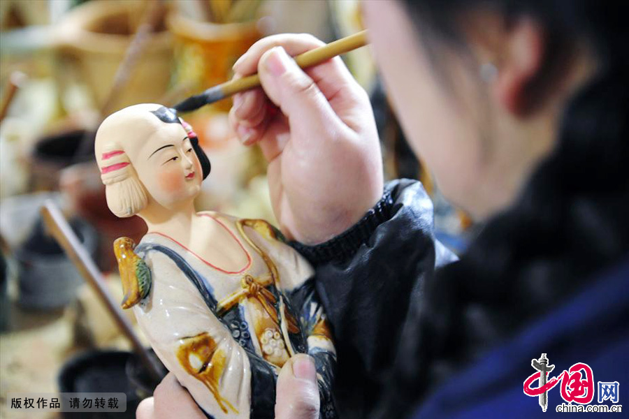 河南省孟津縣一名工人正在對倣唐三彩工藝半成品上釉。中國網圖片庫 黃政偉/攝