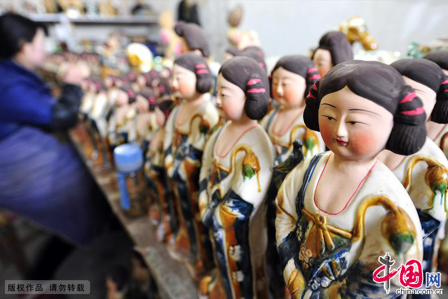 河南省孟津縣一名工人正在對倣唐三彩工藝半成品上釉。中國網圖片庫 黃政偉/攝