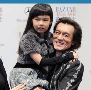 李咏11岁女儿穿黑丝与<em>母亲</em>哈文合影 酷似<em>姐妹</em>