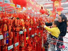 1月7日，市民在苏州一家超市选购新春饰品。 