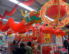 1月7日，市民在蘇州一家超市選購新春飾品。中國網圖片庫 王建康 攝