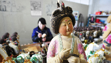 河南孟津县朝阳镇南石山村是唐三彩文物的发现地，也有多年修复、生产唐三彩的历史。唐三彩，因其釉彩艳丽、工艺复杂，成为唐代最具代表性的瓷器。