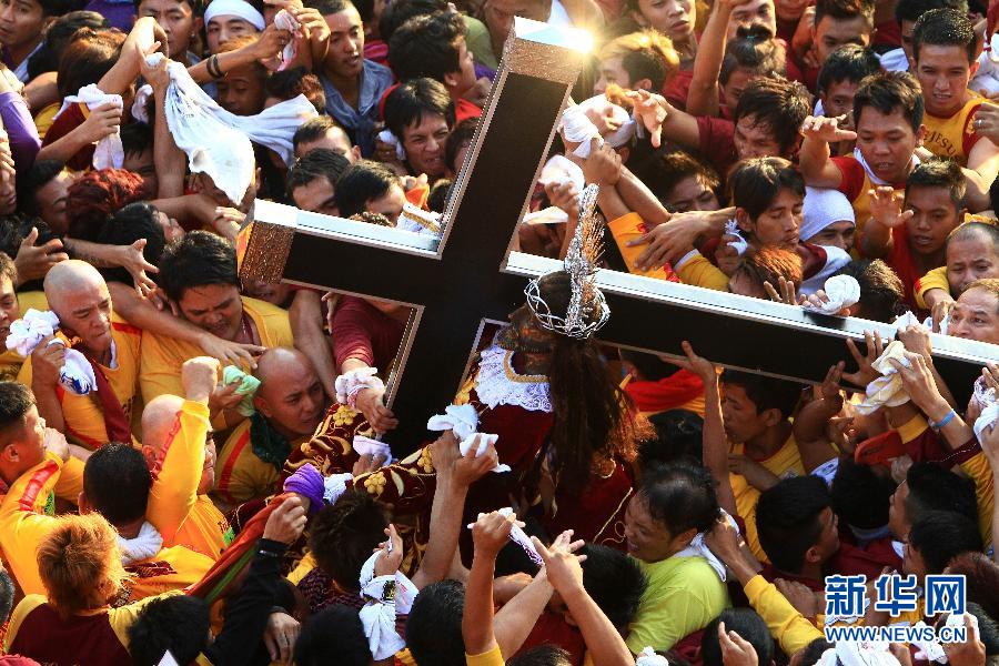 菲律宾举行“黑耶稣节”盛大巡游 场面壮观[组图]