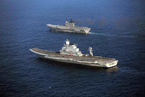 印度海军双航母编队“走秀”
