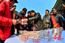 2014年01月10日，江西省安义县，领到前后开心不已的农民。杨继红/CFP