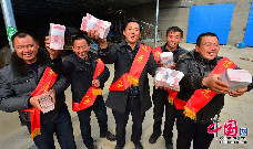 2014年01月10日，江西省安义县，领到钱后的“种植状元”开心不已。杨继红/CFP