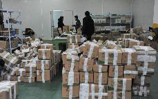 2014年01月12日，浙江省临安市一家快递公司的工作人员在分拣包裹。据介绍，该公司从元旦起接到包裹的数量开始不断增加，截止发稿时能达到平时发货量的3倍。