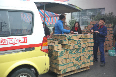 2014年01月12日，浙江省临安市一家快递公司的工作人员在分拣包裹。