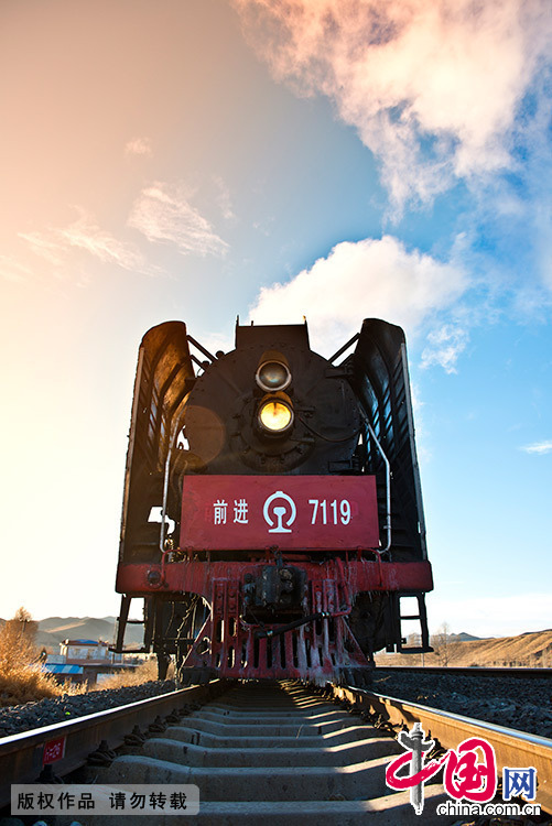  蒸汽机车的出现使人类加快了进入工业时代的脚步，并成为这个时代文化和社会进步的重要标志和关键工具。而如今，这划时代的标志已悄然失去，蒸汽机车已逐渐退出历史的舞台。中国网图片库 刘杰/摄 