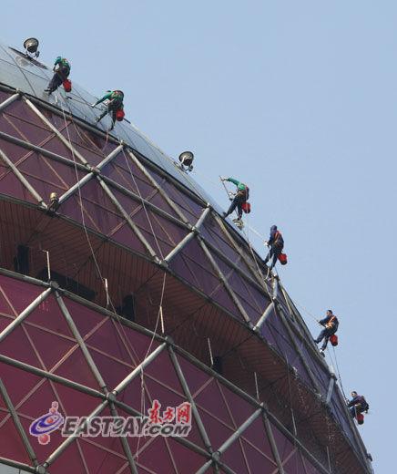 图为“蜘蛛人”登上东方明珠塔90米球体进行清洁工作。 图为“蜘蛛人”登上东方明珠塔90米球体进行清洁工作。