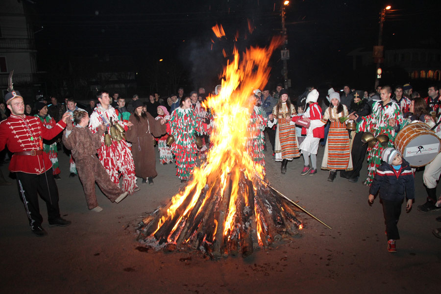 保加利亞：慶祝蘇爾瓦節[組圖]