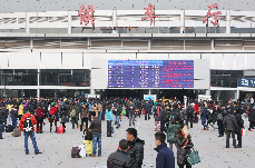2014春运即将拉开帷幕，在重庆火车北站候车厅外广场已人流涌动。中国网图片库 敬海全 摄