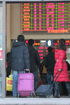 2014年1月13日，旅客在山东青岛火车站出行。中国网图片库 黄杰显 摄