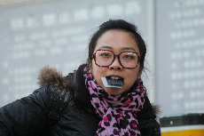 2014年1月13日，旅客在山东青岛火车站出行中国网图片库 黄杰显 摄影