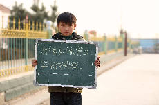 王梦磊，12岁，学习成绩还可以，安徽省蚌埠市固镇县清凉小学六年级学生。最难忘的寒假：四年级（2012年）寒假，学会了打篮球。今年寒假心愿：有很多小伙伴过年来找我玩。