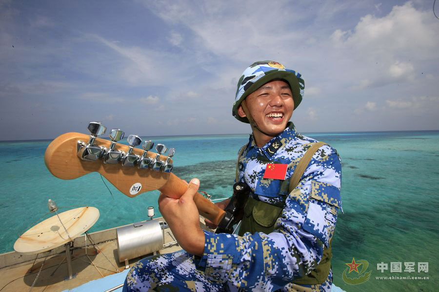 中国海军南沙岛礁官兵的今与昔[组图]
