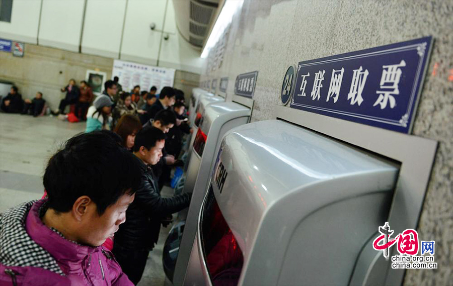 2014年01月13日，浙江省杭州市，旅客在铁路杭州站的自动售票机前购买车票。1月13日从中国铁路总公司获悉，从12月23日开始发售春运车票至今，铁路春运节前售票高峰已经渡过，截至2014年1月12日24时，累计发售火车票15462万张，日均发售车票736.3万张。