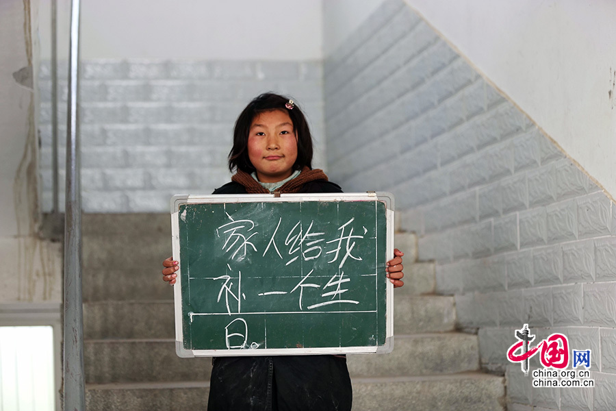 2013年1月14日，安徽省蚌埠市固鎮縣清涼小學，六年級學生在寒假即將來臨前，展示寒冬裏的假期心願。圖為邱雪，寒假願望是家人給我補一個生日。