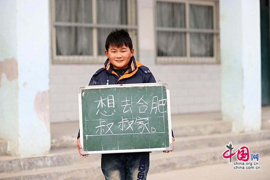 2013年1月14日，安徽省蚌埠市固鎮(zhèn)縣清涼小學(xué)，六年級(jí)學(xué)生在寒假即將來臨前，展示寒冬里的假期心愿。圖為邱冰寒，寒假愿望是想去合肥叔叔家。